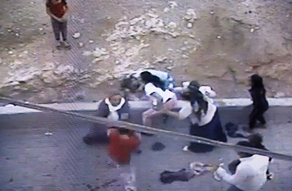 Şanlıurfa'da çöp kavgası: Genç kadın kucağındaki bebeğiyle dövüldü