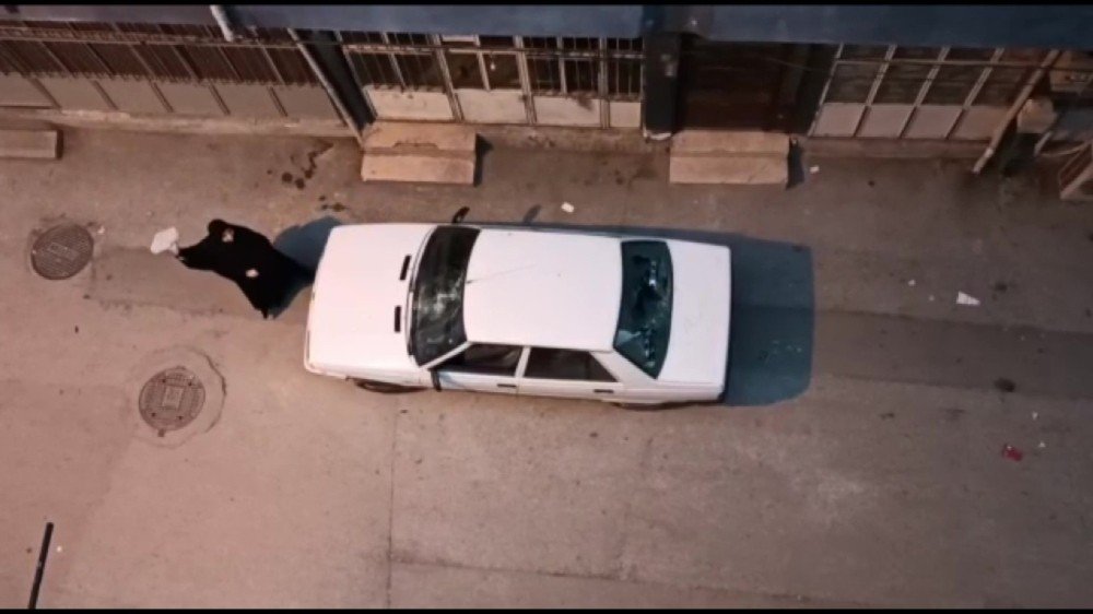 Aldatılan kadın arabanın camını kırdığı için şiddet gördü!