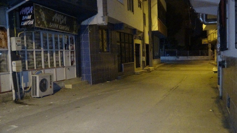 Aldatılan kadın arabanın camını kırdığı için şiddet gördü!