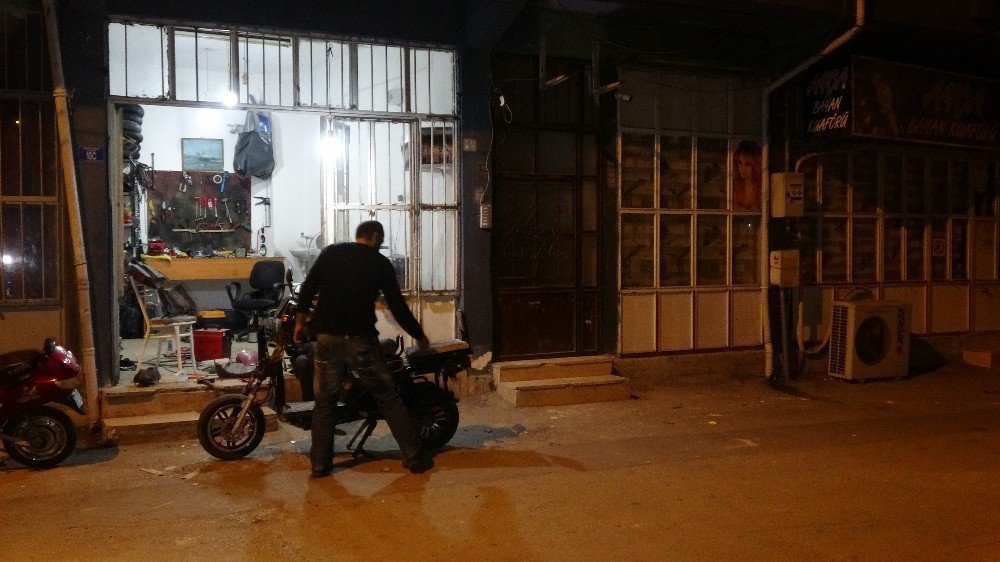 Aldatılan kadın arabanın camını kırdığı için şiddet gördü!