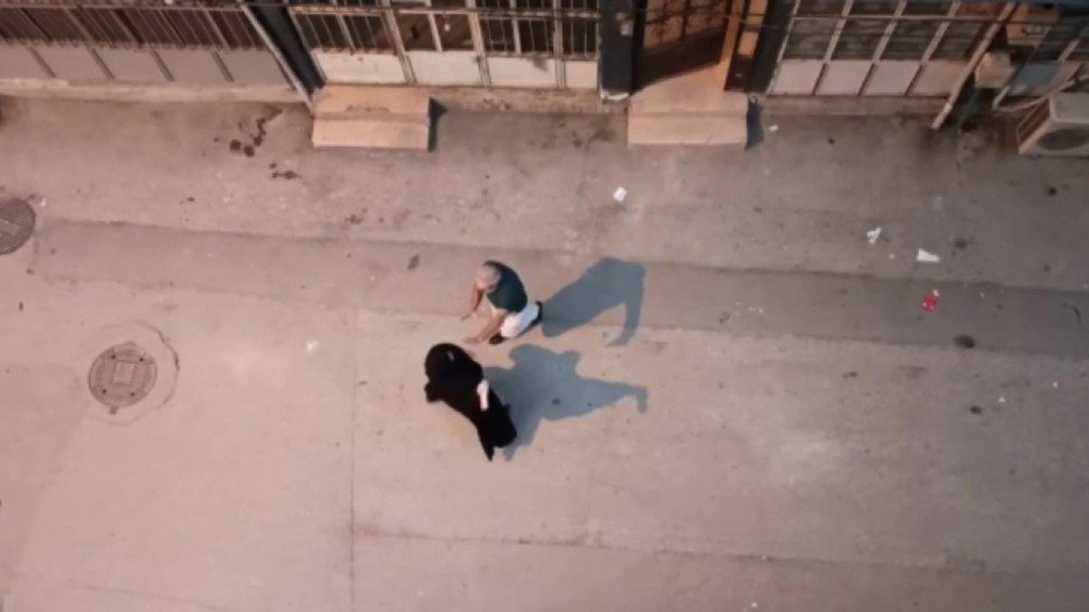 Aldatılan kadın arabanın camını kırdığı için şiddet gördü!