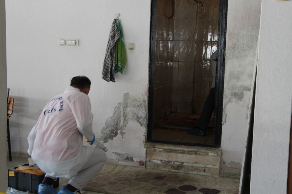 Bilekleri kesik halde kahvehanenin tuvaletinde bulundu