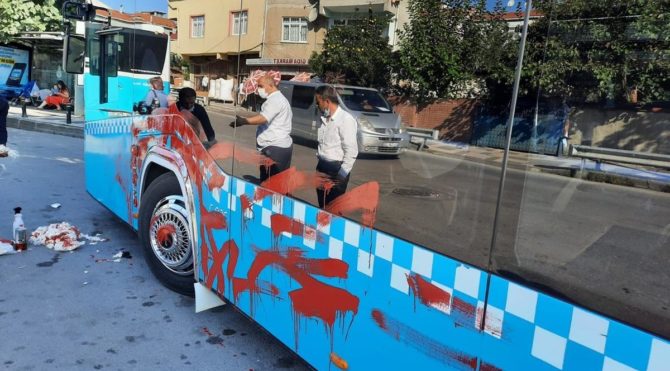 Şoföre kızıp halk otobüsünü boyadı!