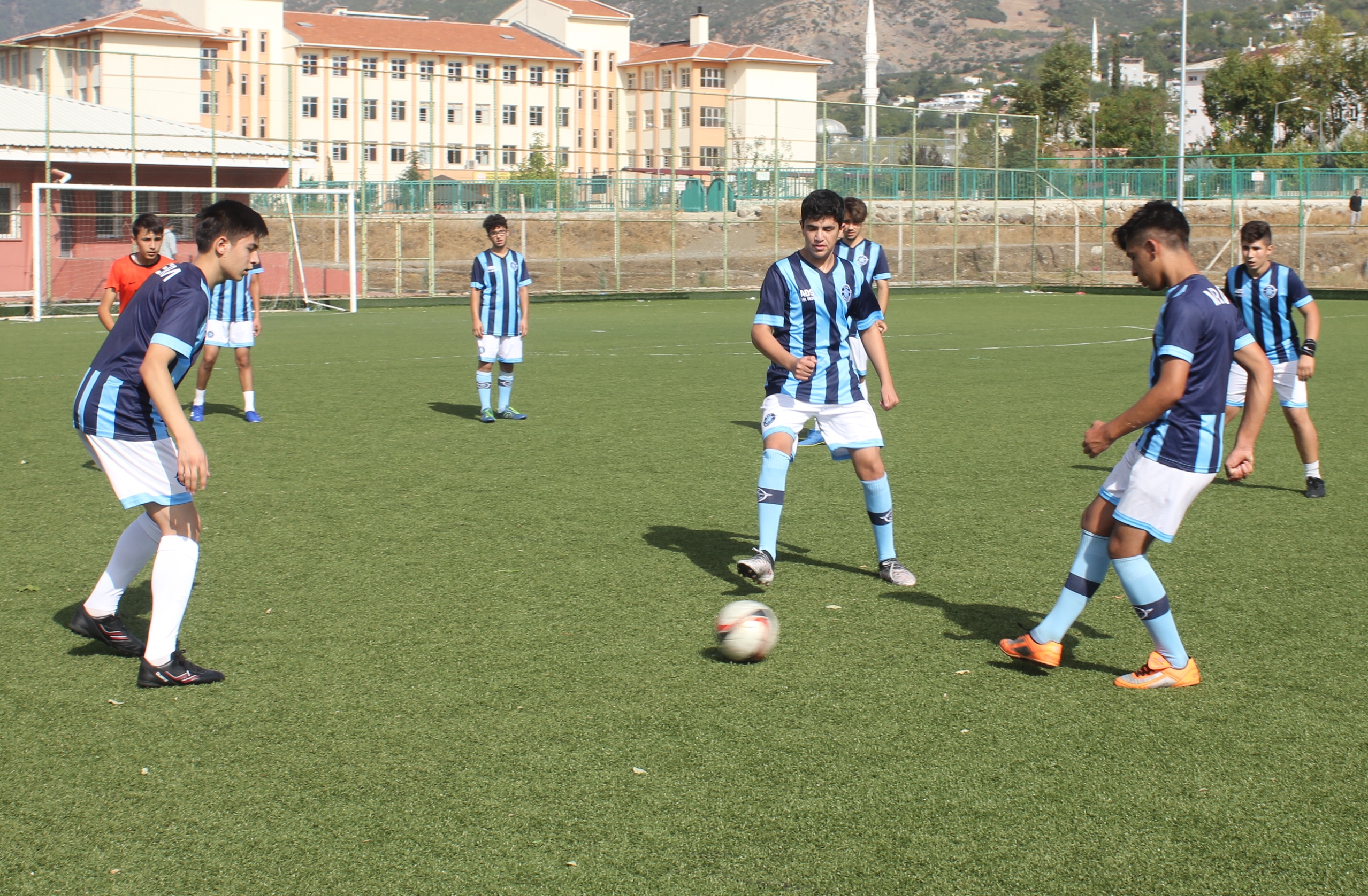 Oğlu için futbol kulübü kurdu, tüm çocuklara umut oldu!