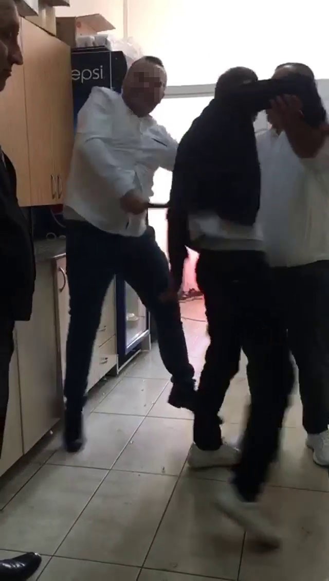 Telefonla çekim yaparak taciz etti! İş yeri ve çalışanları tarafından sopayla dövüldü