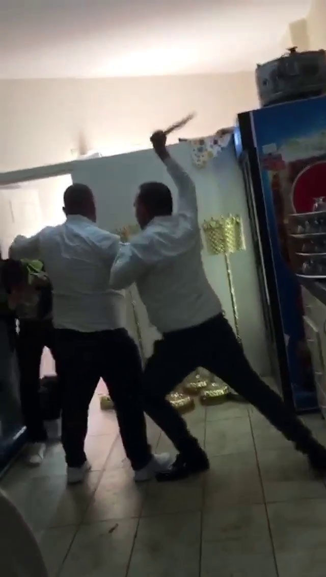 Telefonla çekim yaparak taciz etti! İş yeri ve çalışanları tarafından sopayla dövüldü