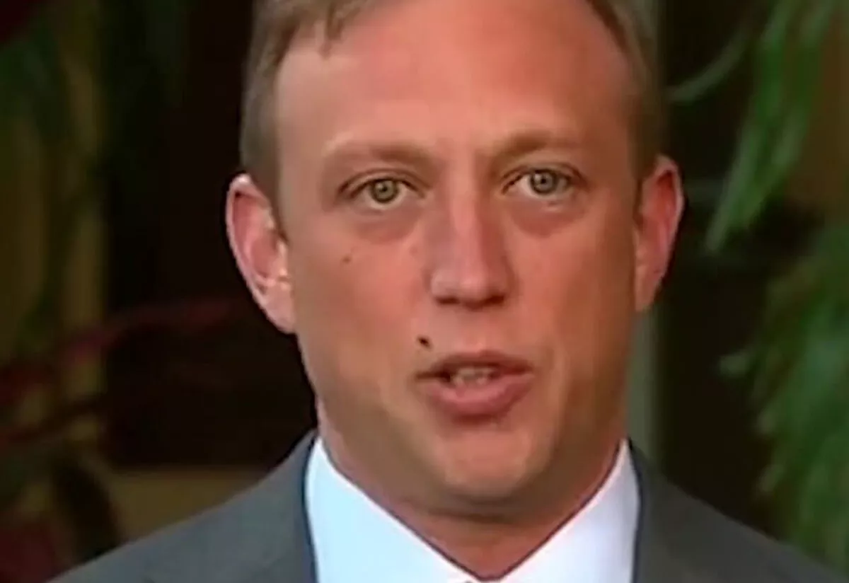 Başbakan Yardımcısı canlı yayında sinek yutunca sosyal medyada alay konusu oldu