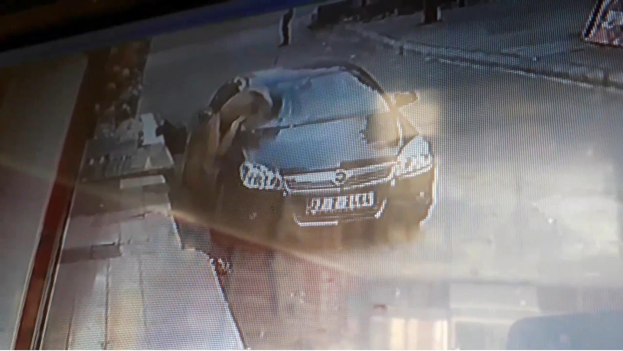 Yarı çıplak haldeki genç metrelerce yükseklikten yere çakıldı