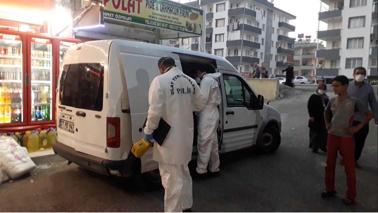 Yarı çıplak haldeki genç metrelerce yükseklikten yere çakıldı