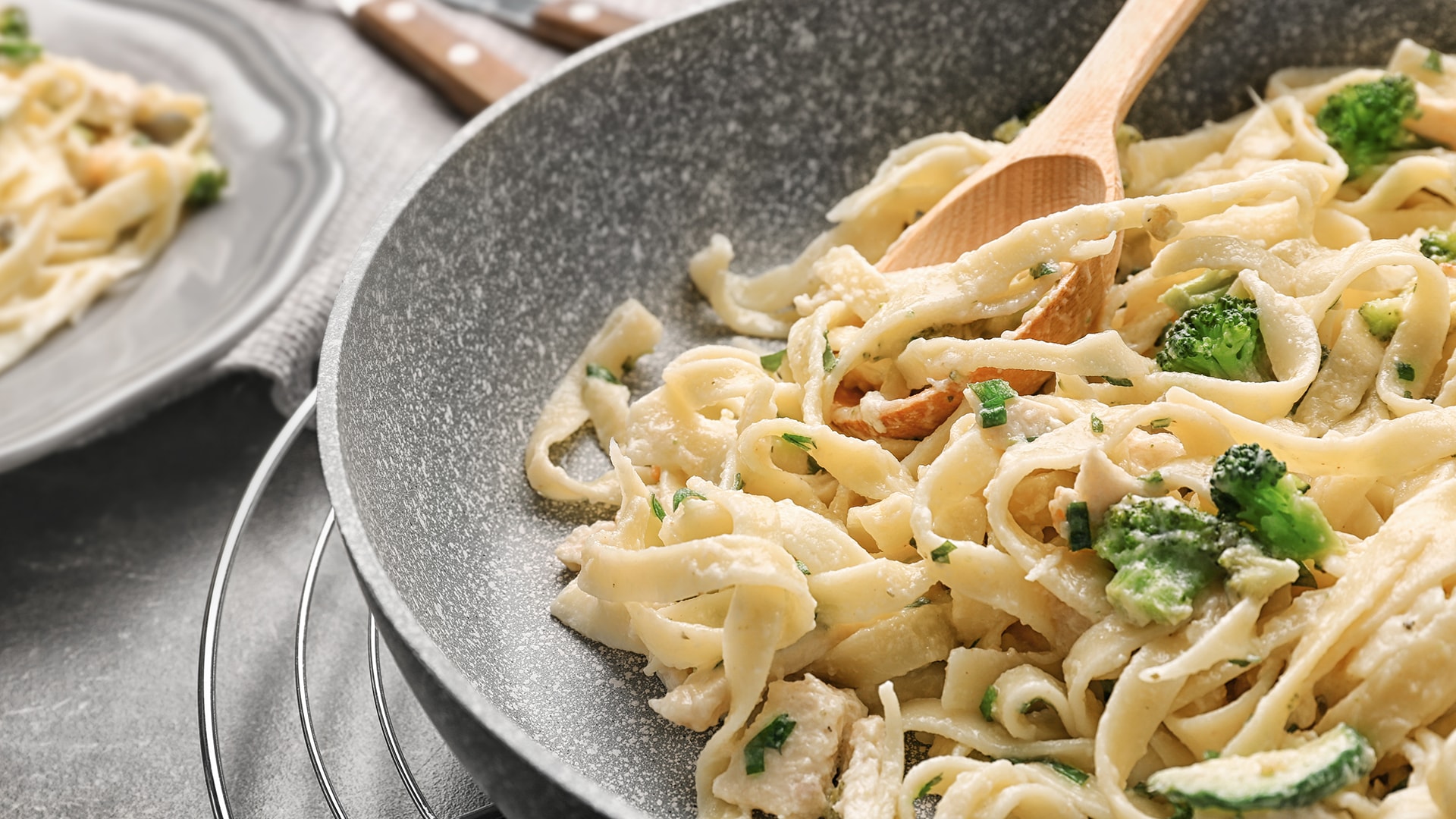 Fettucine Alfredo tarifi | Gelinim Mutfakta Fettucine Alfredo nasıl yapılır? Malzemeleri nelerdir?
