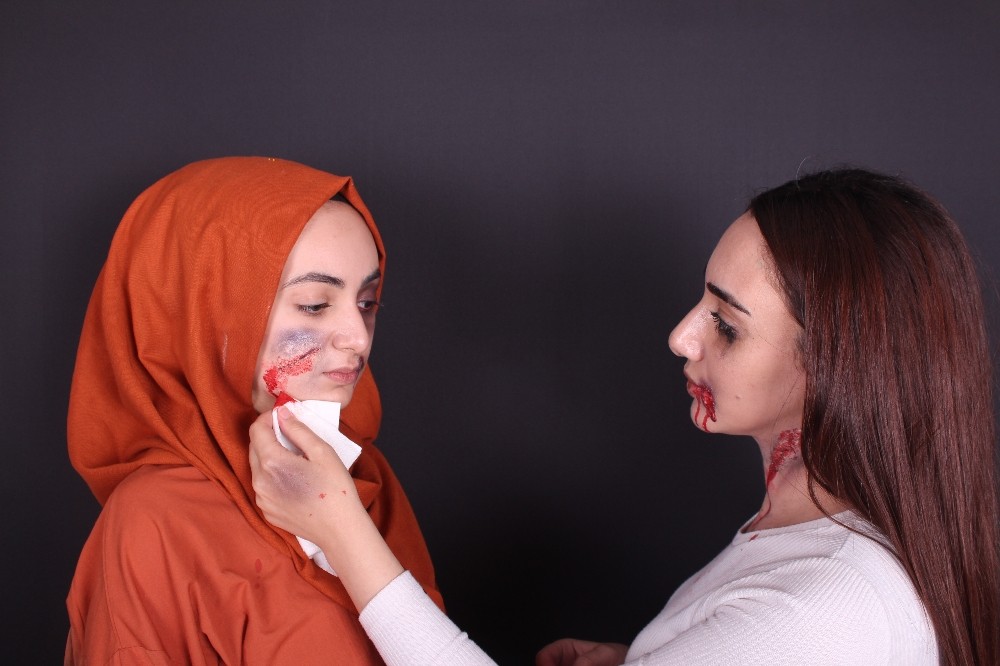Kadına şiddet' e dikkat çekmek için makyaj yaptılar!