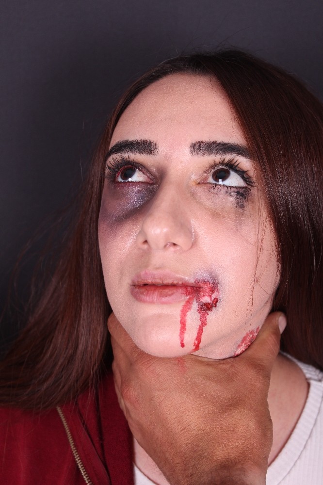 Kadına şiddet' e dikkat çekmek için makyaj yaptılar!