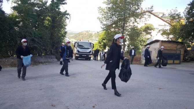 Reşadiye'de Kaymakam ve Belediye Başkanından örnek davranış! çöp topladılar