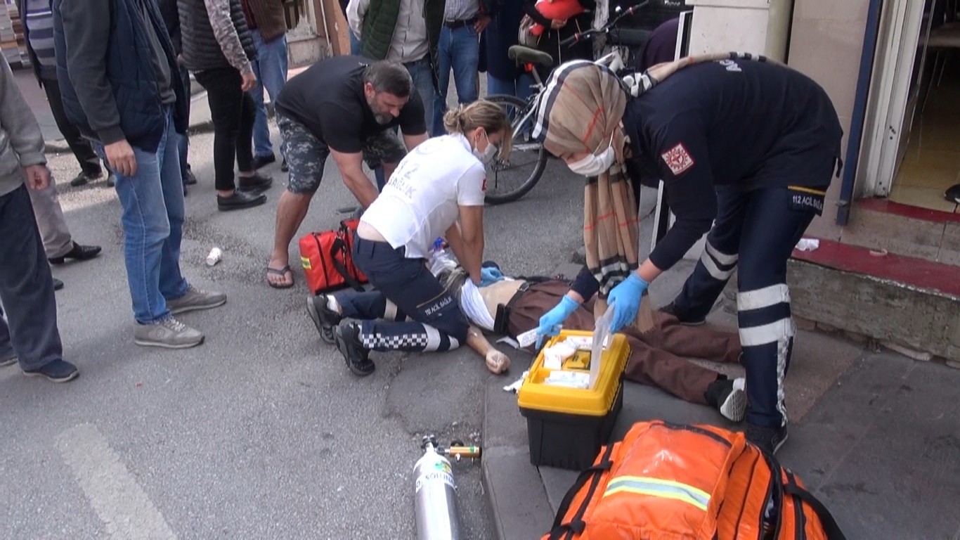 Dakikalarca kalp masajı yaptılar! Sokak ortasında yere yığıldı, hastanede öldü