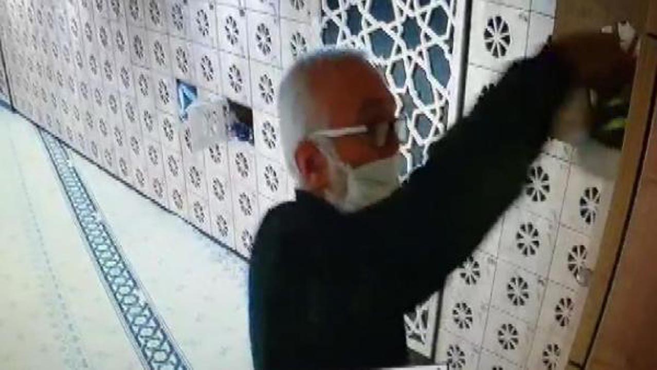 Camide 4 rekat namaz kıldıktan sonra ayakkabı çaldı!