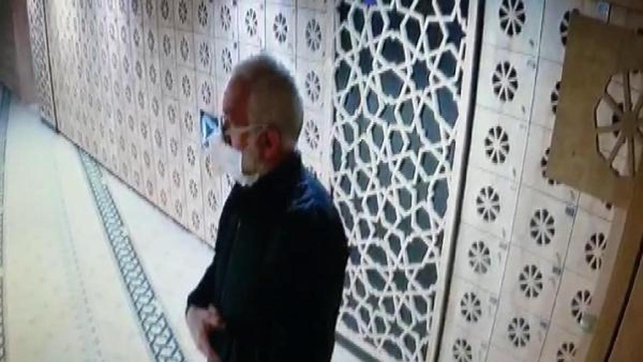 Camide 4 rekat namaz kıldıktan sonra ayakkabı çaldı!