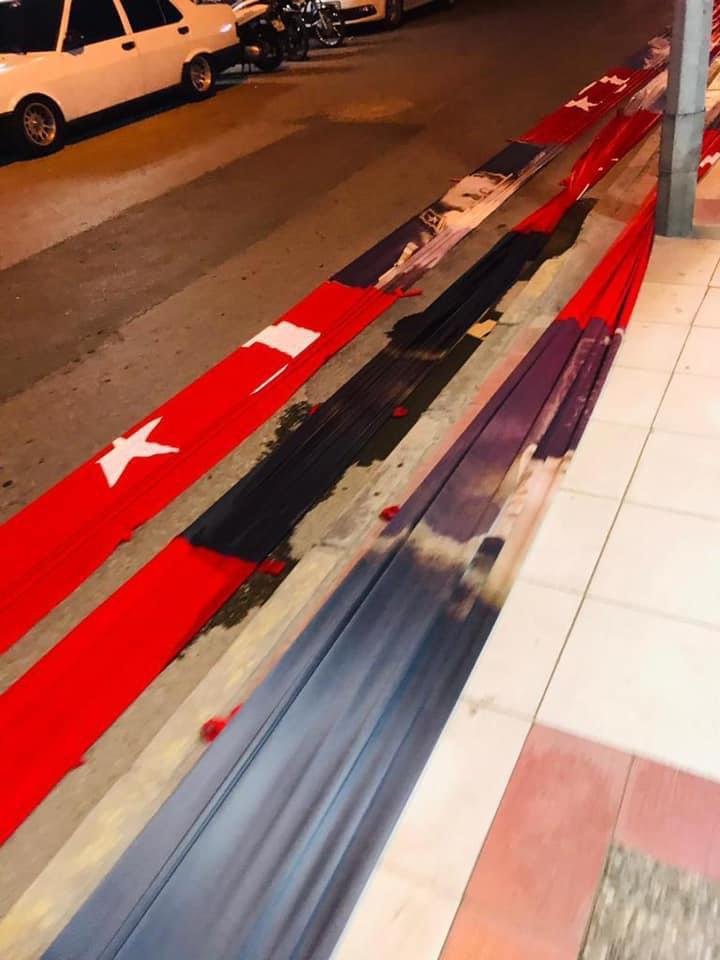 Türk bayrağı ve Atatürk posterlerini yola serip arabayla üstünden geçtiler