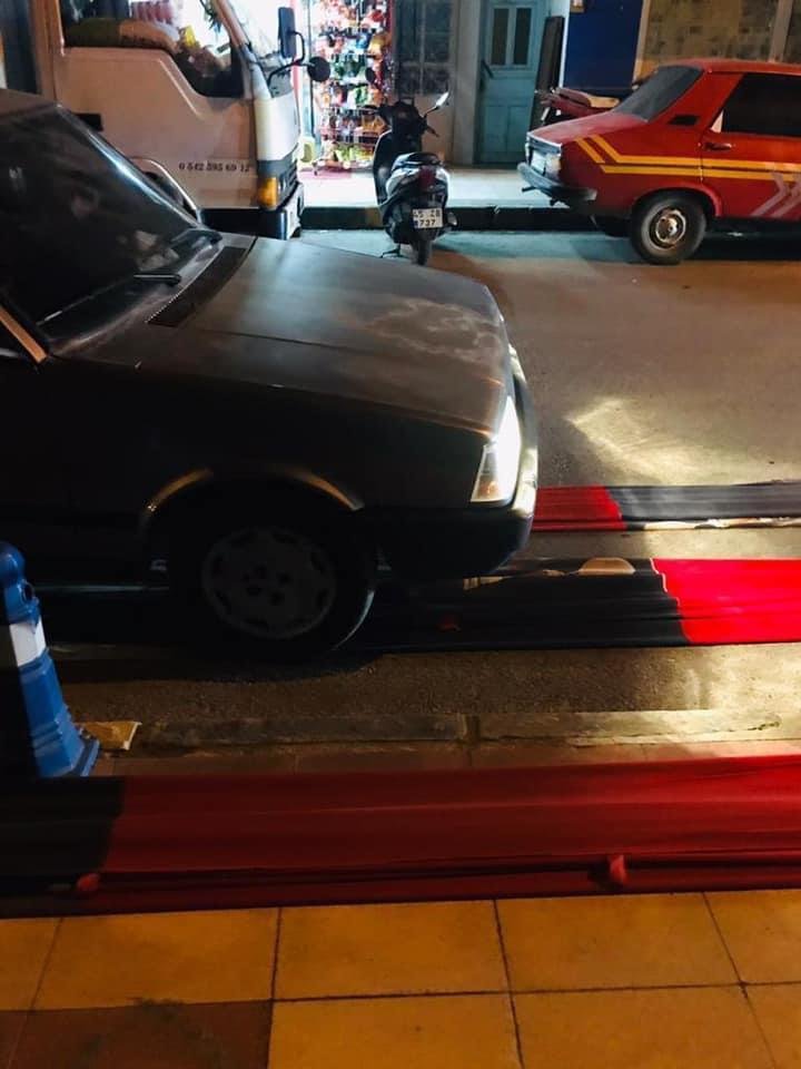 Türk bayrağı ve Atatürk posterlerini yola serip arabayla üstünden geçtiler