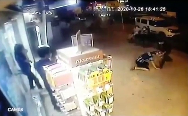 Adana'da işitme engelli adama sokak ortasında şiddet uyguladı!