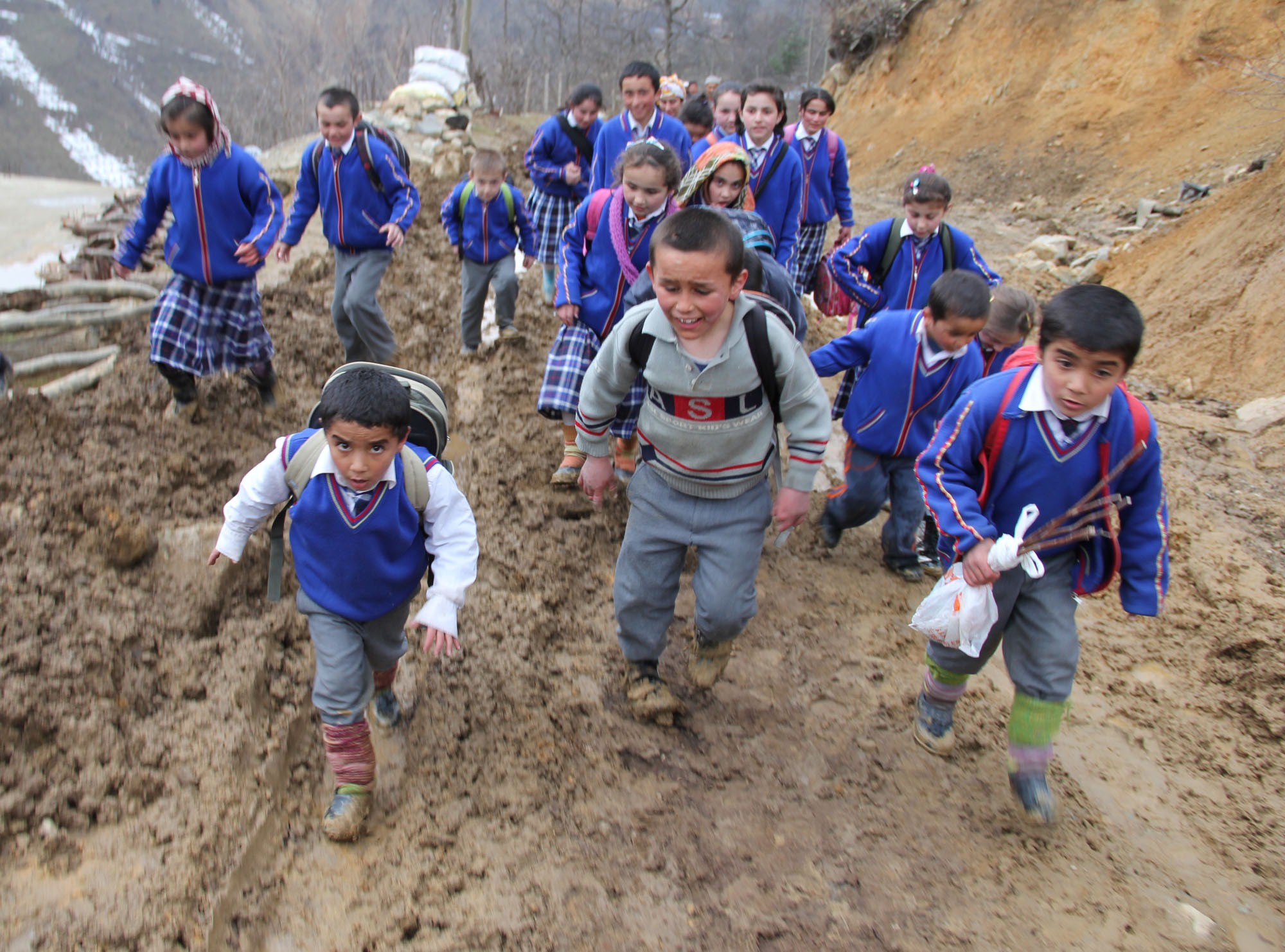 Köyün taziyeevini muhtar, öğrenciler için sınıfa çevirdi