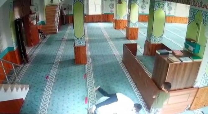 Sultanbeyli'de yürekleri ısıtan görüntü! İmam camiye giren çocuklarla oyun oynadı