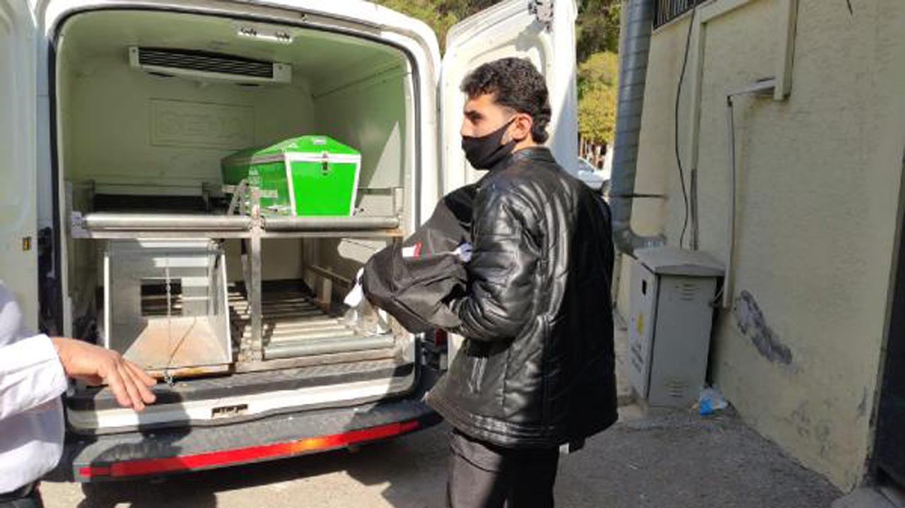 Bir babanın en acı günü! 2 aylık bebeğinin cenazesini kucağında taşıdı