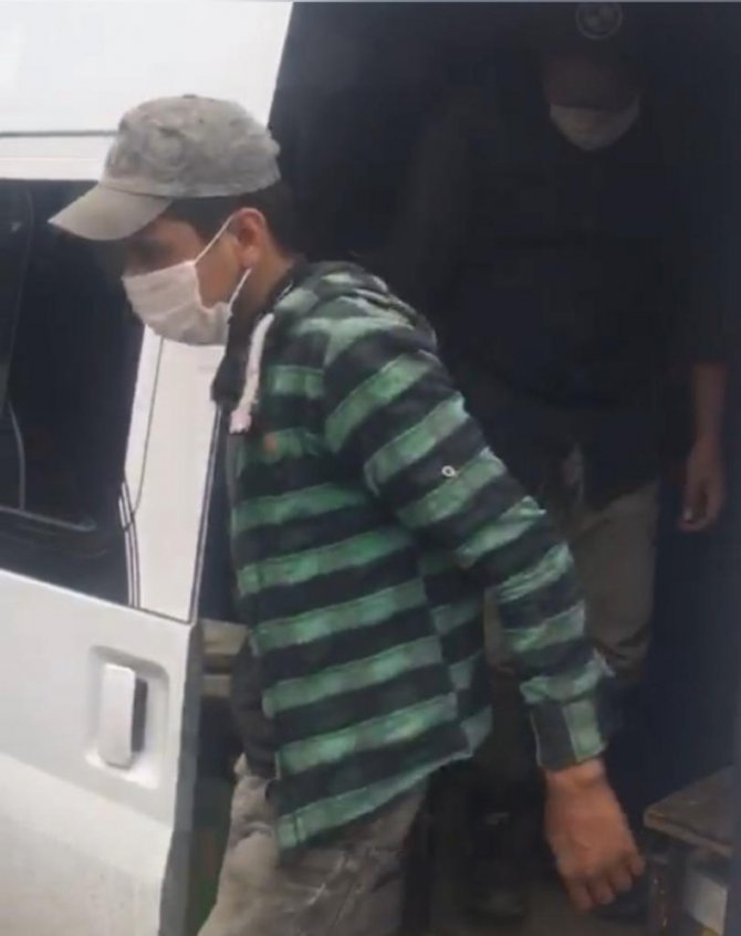 Adana'da şaşırtan görüntü! 14 kişilik minibüsten 37 kişi çıktı