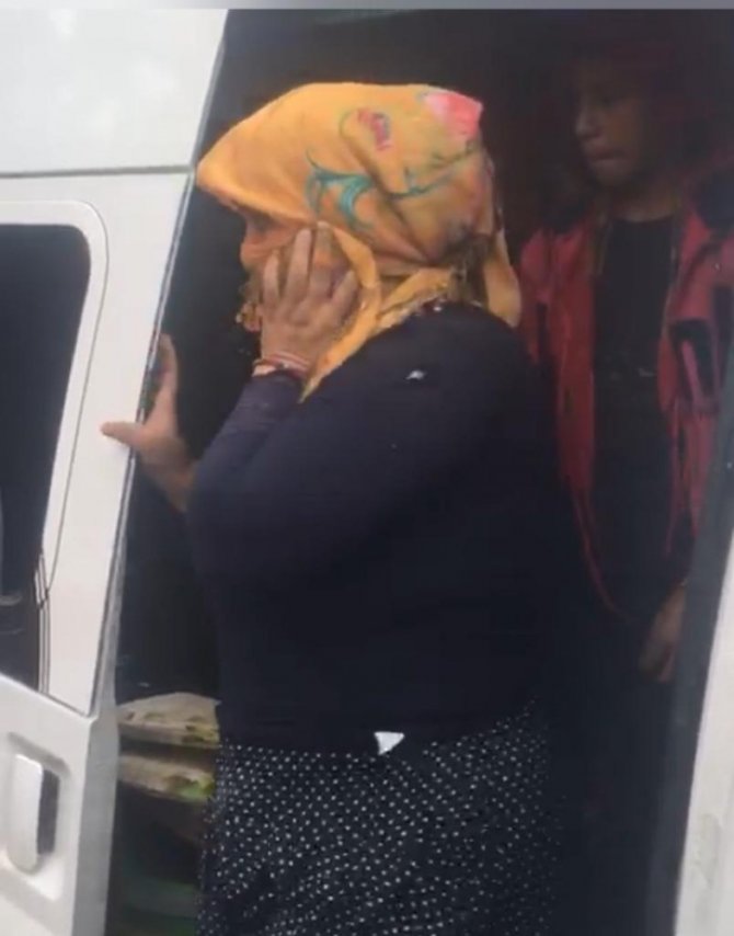 Adana'da şaşırtan görüntü! 14 kişilik minibüsten 37 kişi çıktı