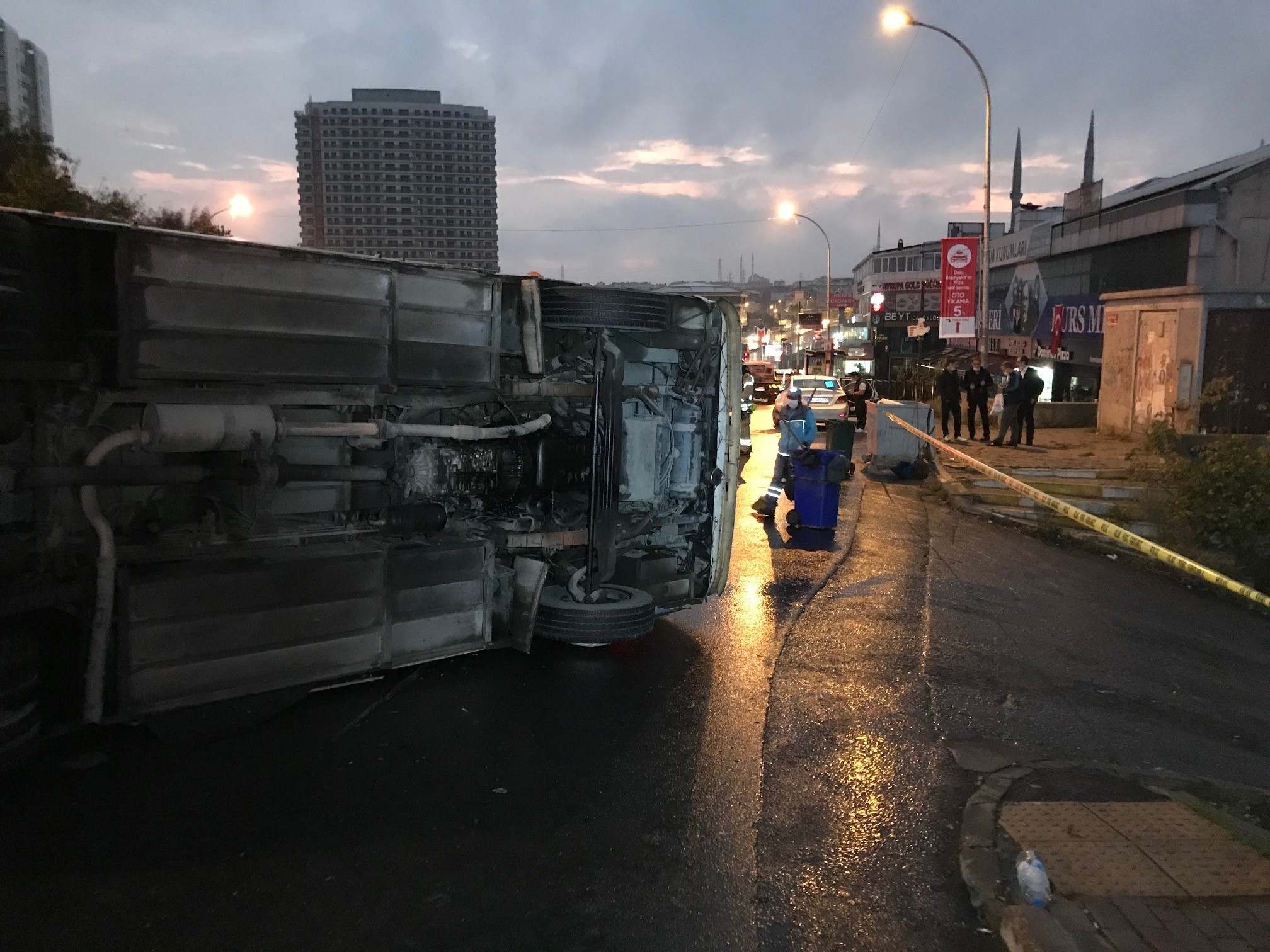 Gaziosmanpaşa’da kayganlaşan yol kazayı da beraberinde getirdi! 8 yaralı 