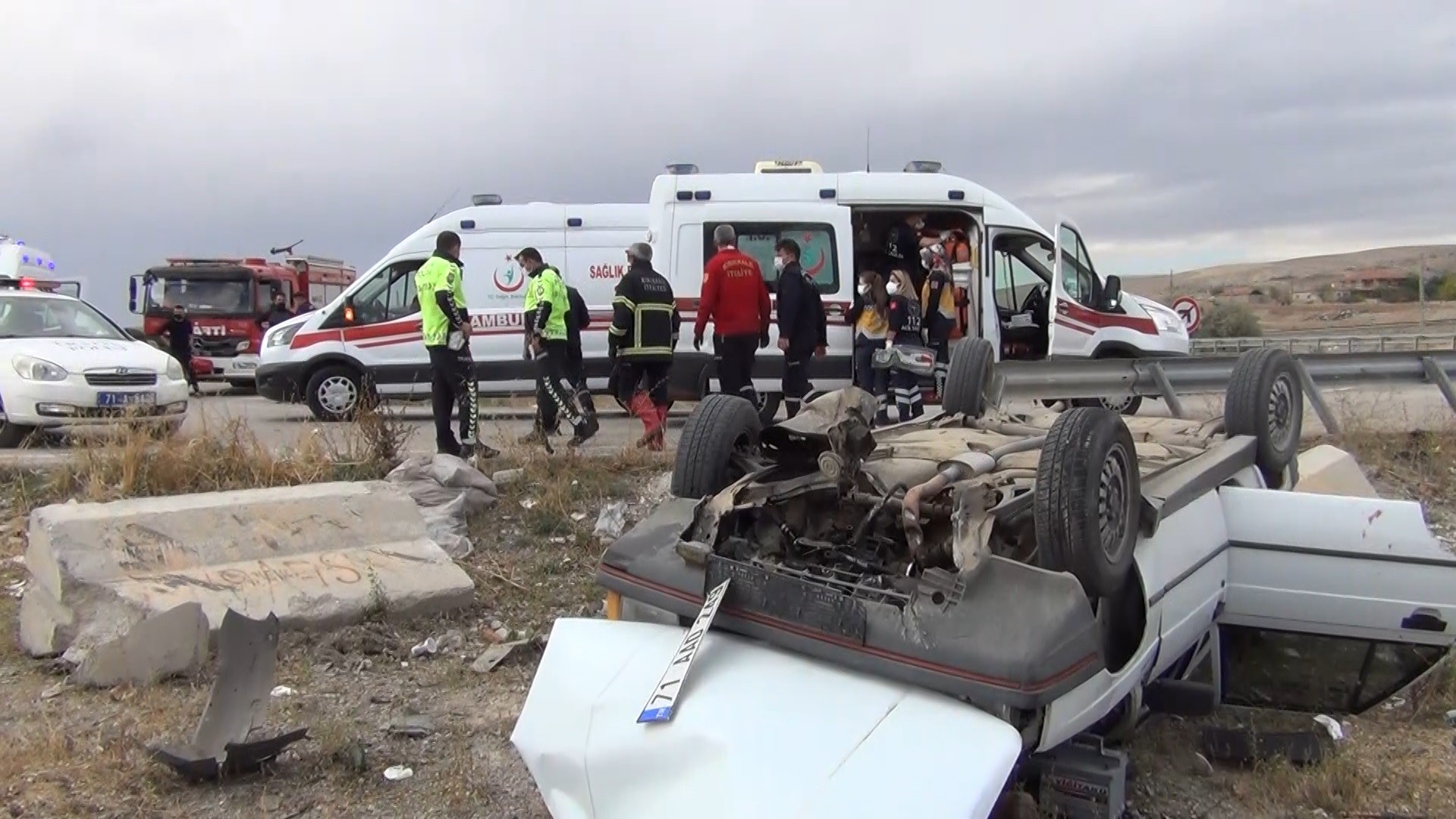 Kırıkkale'de bariyerlere çarpan araç takla attı: 4'ü çocuk 8 yaralı