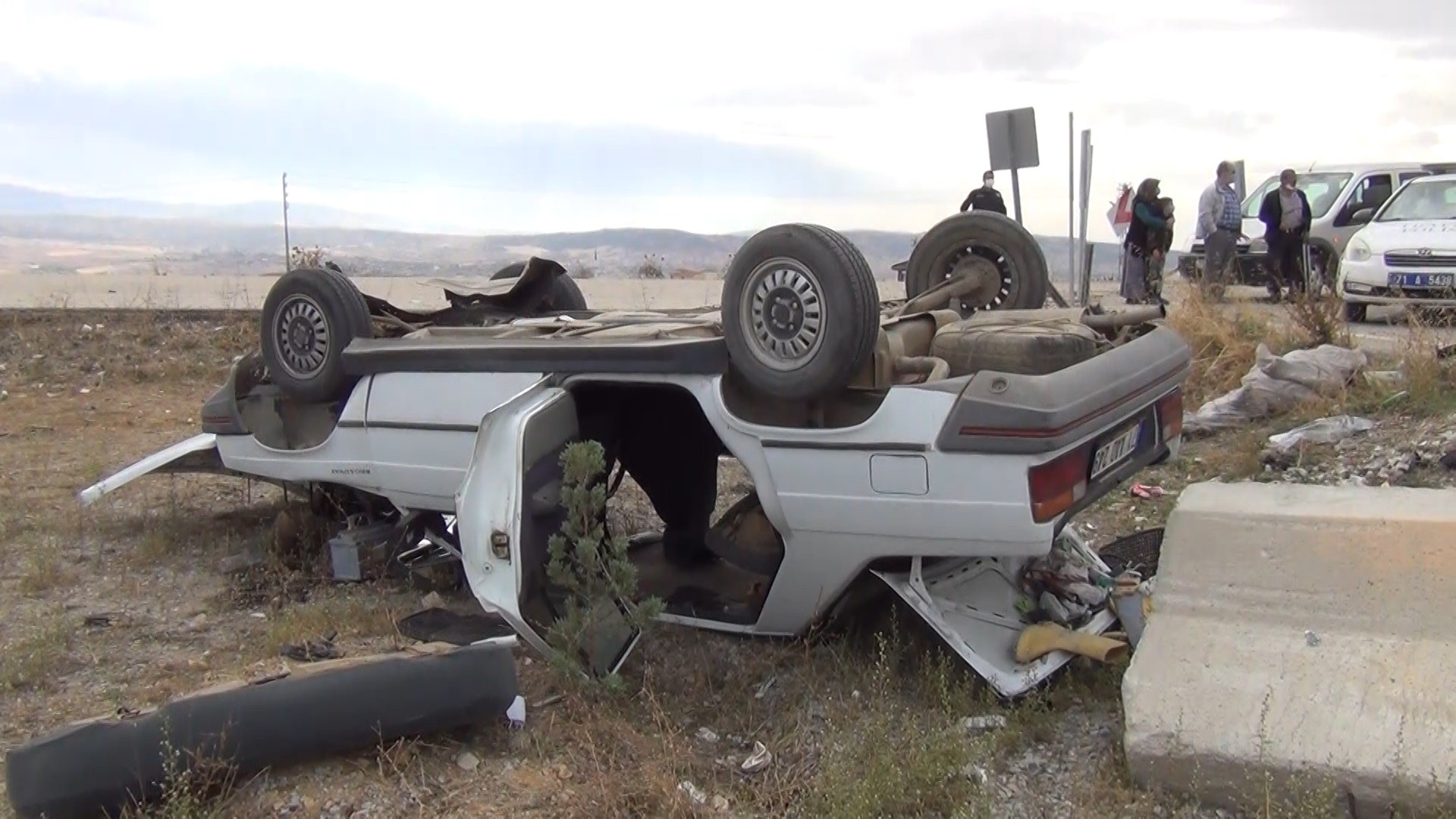 Kırıkkale'de bariyerlere çarpan araç takla attı: 4'ü çocuk 8 yaralı