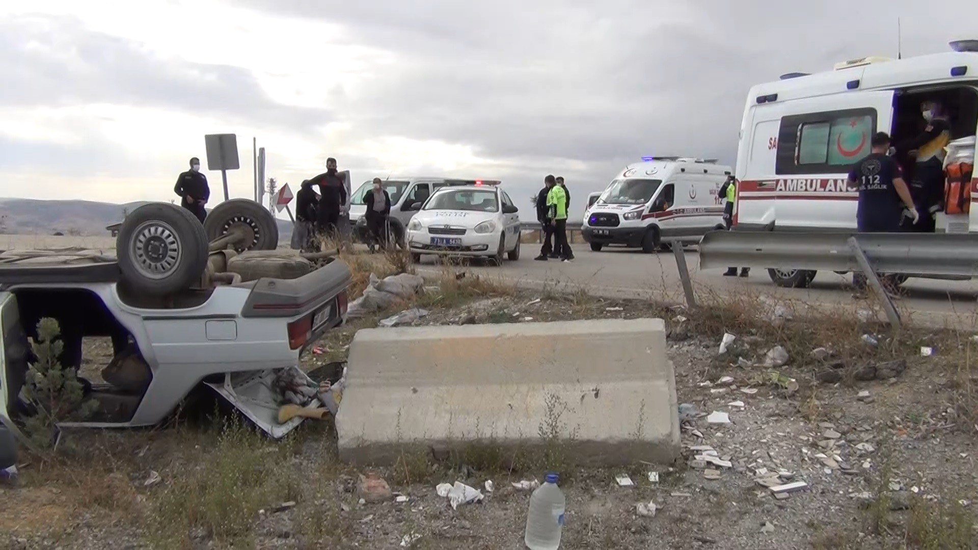 Kırıkkale'de bariyerlere çarpan araç takla attı: 4'ü çocuk 8 yaralı