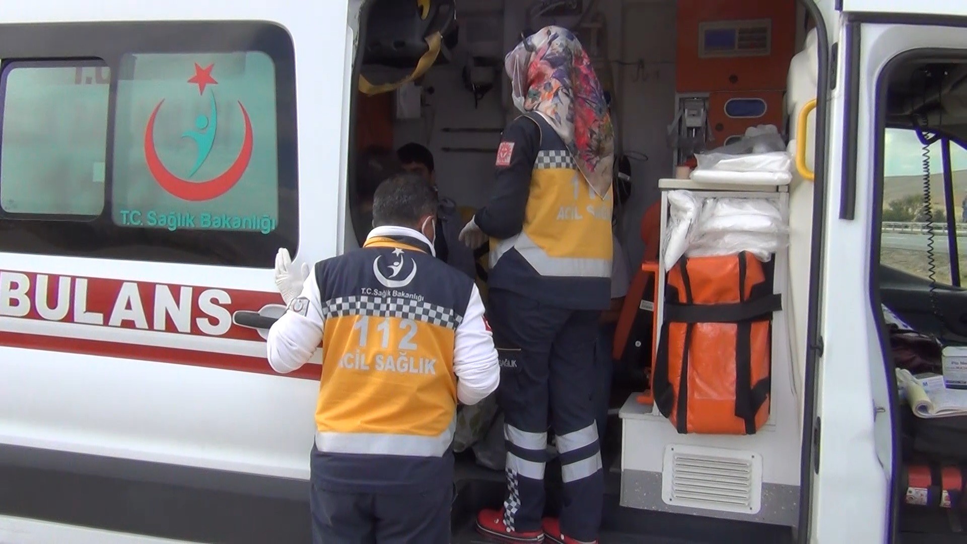 Kırıkkale'de bariyerlere çarpan araç takla attı: 4'ü çocuk 8 yaralı