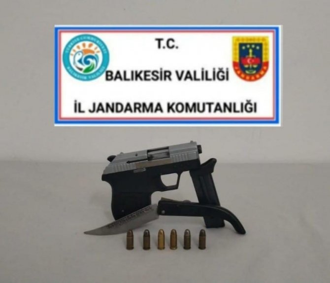 Balıkesir'de Jandarma uygulamasında silah taşıyan 5 kişiyi gözaltına aldı