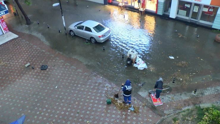 Büyükçekmece'de yağış etkili oldu! İş yerlerini ve yolları su bastı