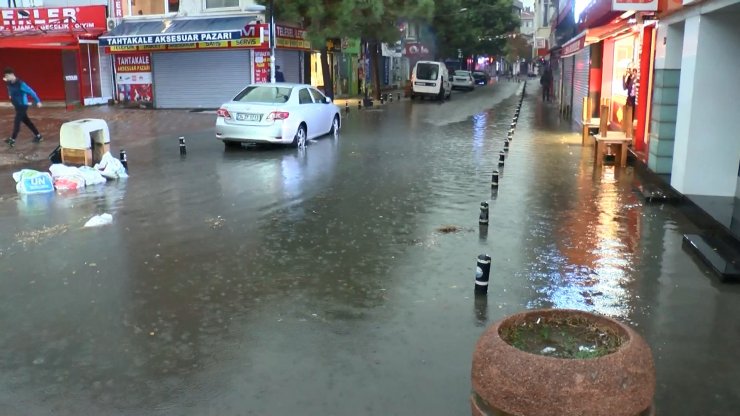 Büyükçekmece'de yağış etkili oldu! İş yerlerini ve yolları su bastı