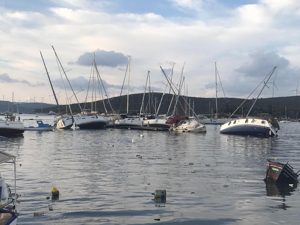 İzmir Valisi açıkladı: Depremde 70 kişi kurtarıldı, kısmi tsunami meydana geldi