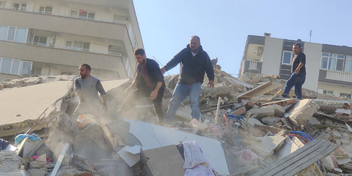 CNN Türk muhabirinin zor anları! İzmir'deki deprem haberini sunmakta zorlandı