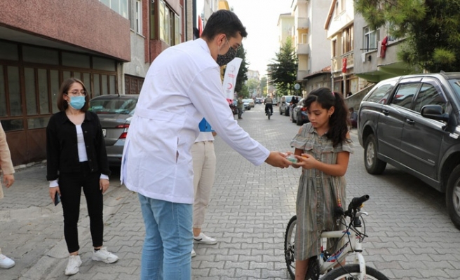 Eyüp'te çocuklara, farkındalık amacıyla oyuncaklı sabun dağıtıldı
