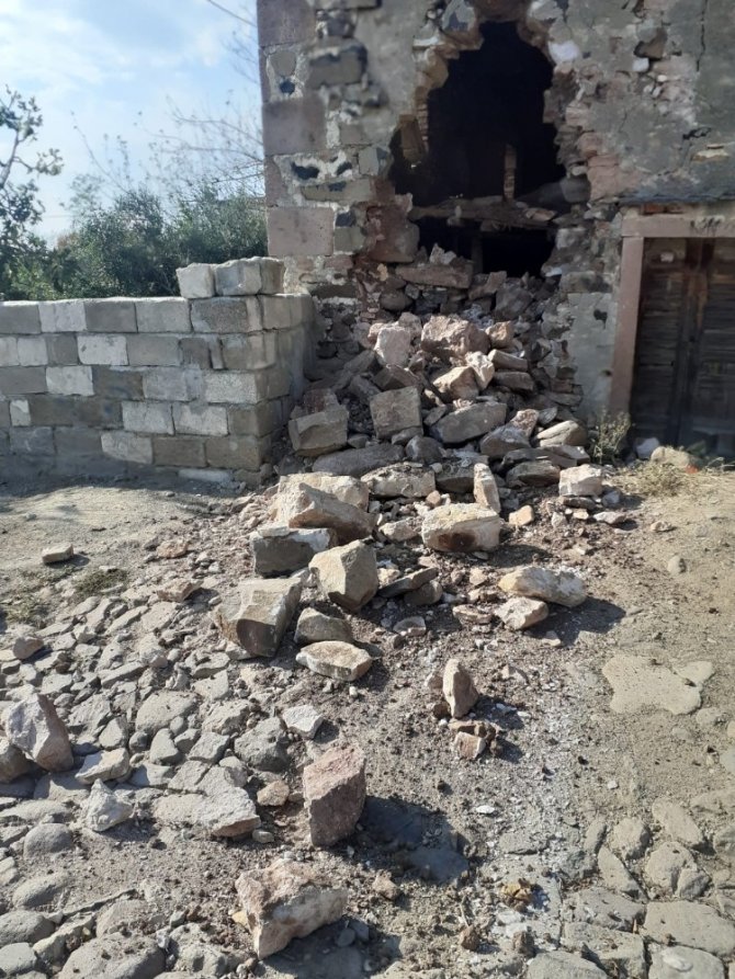 Deprem Ayvalık’ta da bir taş binanın duvarını çökertti