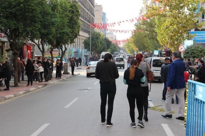 Ege Denizindeki Şiddetli deprem Manisalıları da sokağa döktü