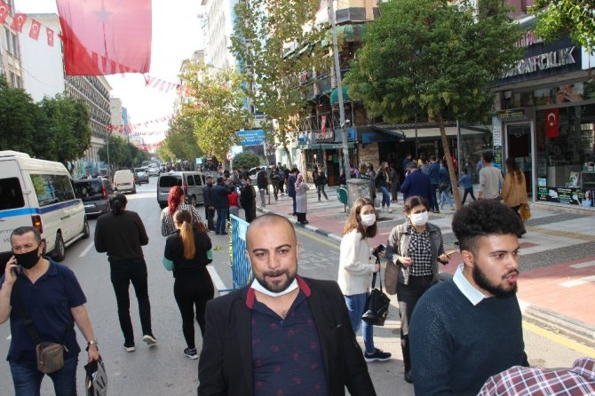 Ege Denizindeki Şiddetli deprem Manisalıları da sokağa döktü