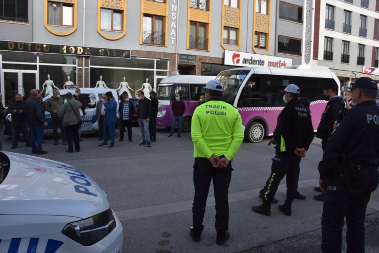 Hendek'te dolmuş sürücüleri yol kapattı