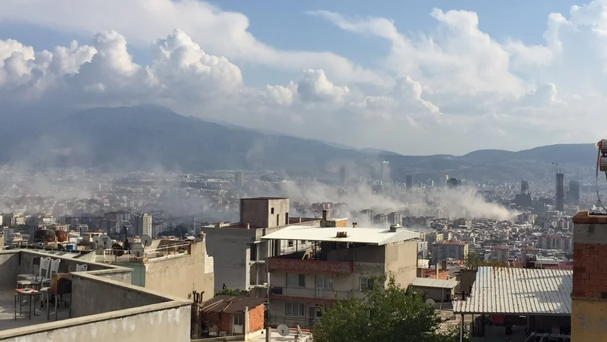 CNN Türk muhabirinin zor anları! İzmir'deki deprem haberini sunmakta zorlandı