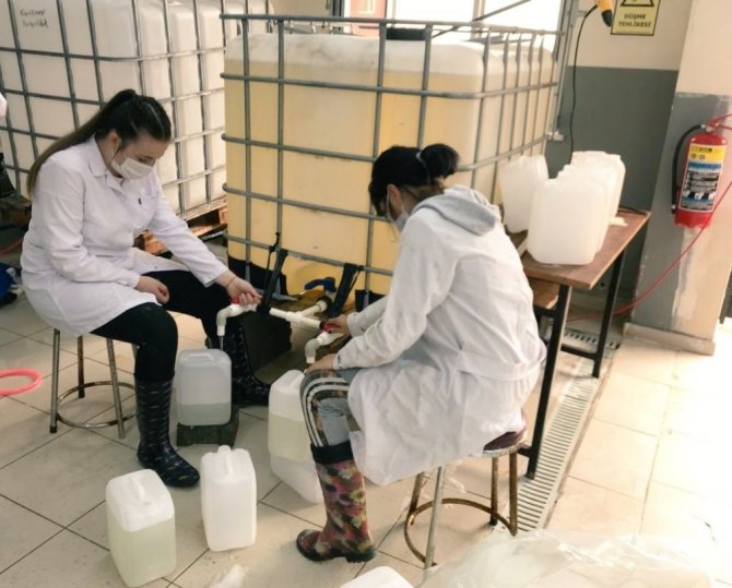 Zonguldak'da Kimya Lisesi öğrencileri temizlik malzemesi üretiyor