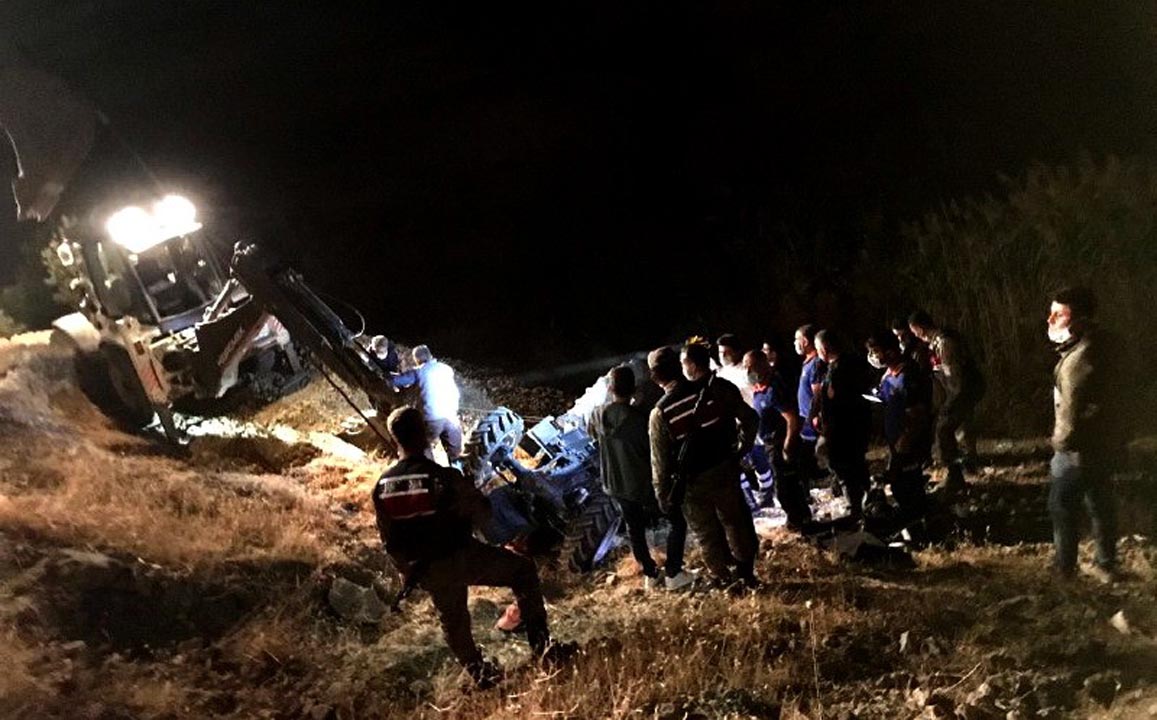 Adıyaman'da yaşlı çift devrilen traktörün altında hayatını kaybetti