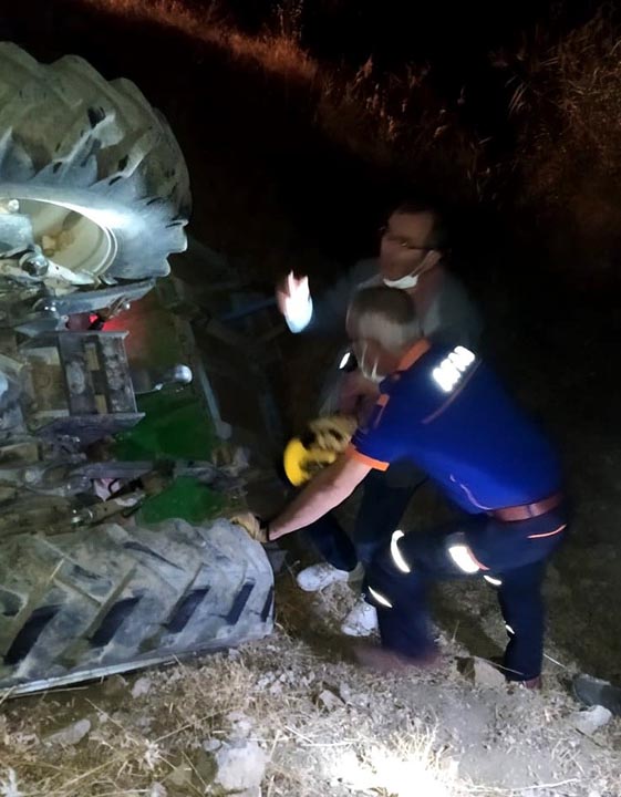 Adıyaman'da yaşlı çift devrilen traktörün altında hayatını kaybetti