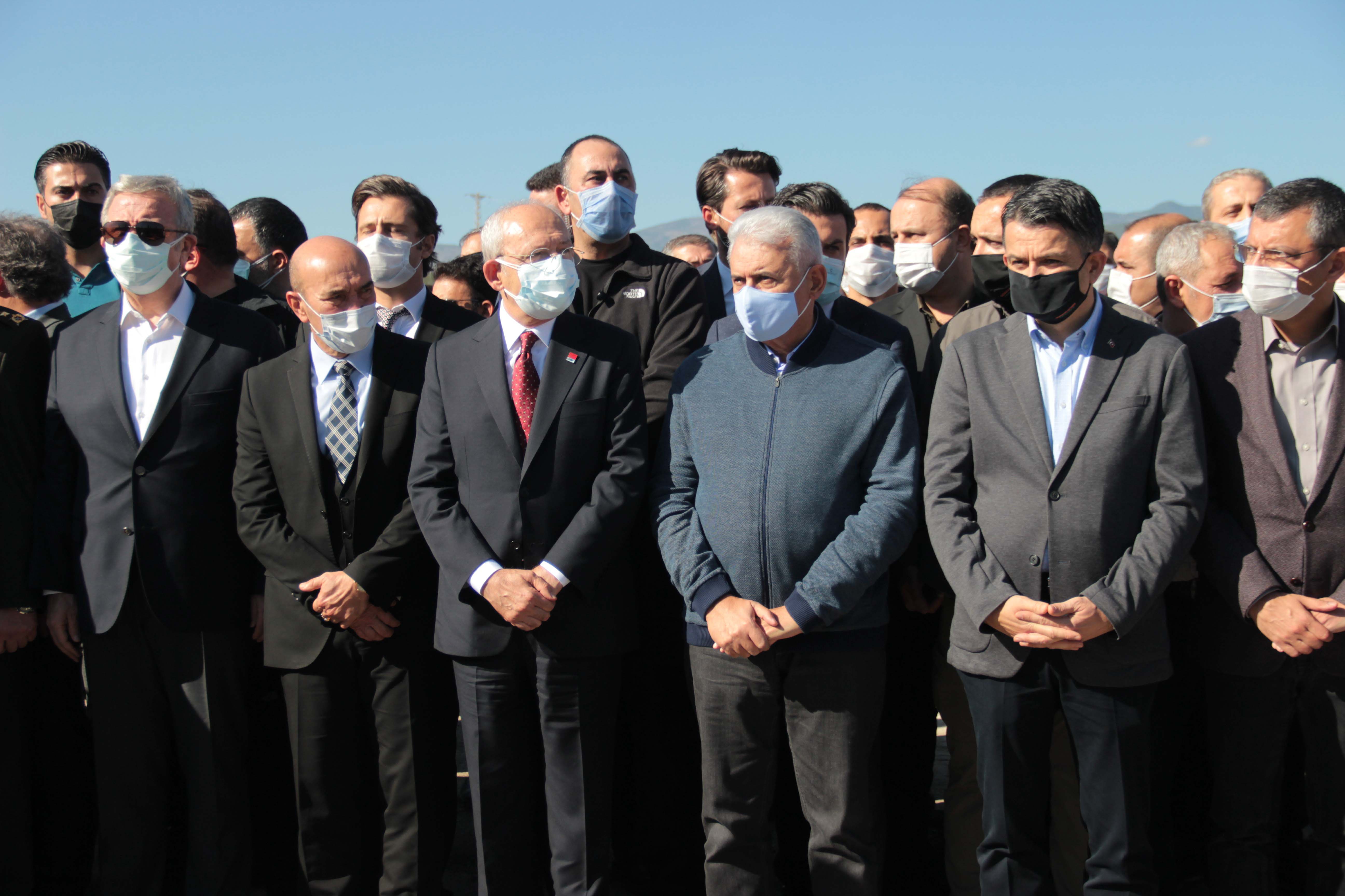 Bu acıya yürek dayanmaz! Dr. Nuri Seha, depremde kaybettiği eşi ve iki çocuğunu toprağa verdi