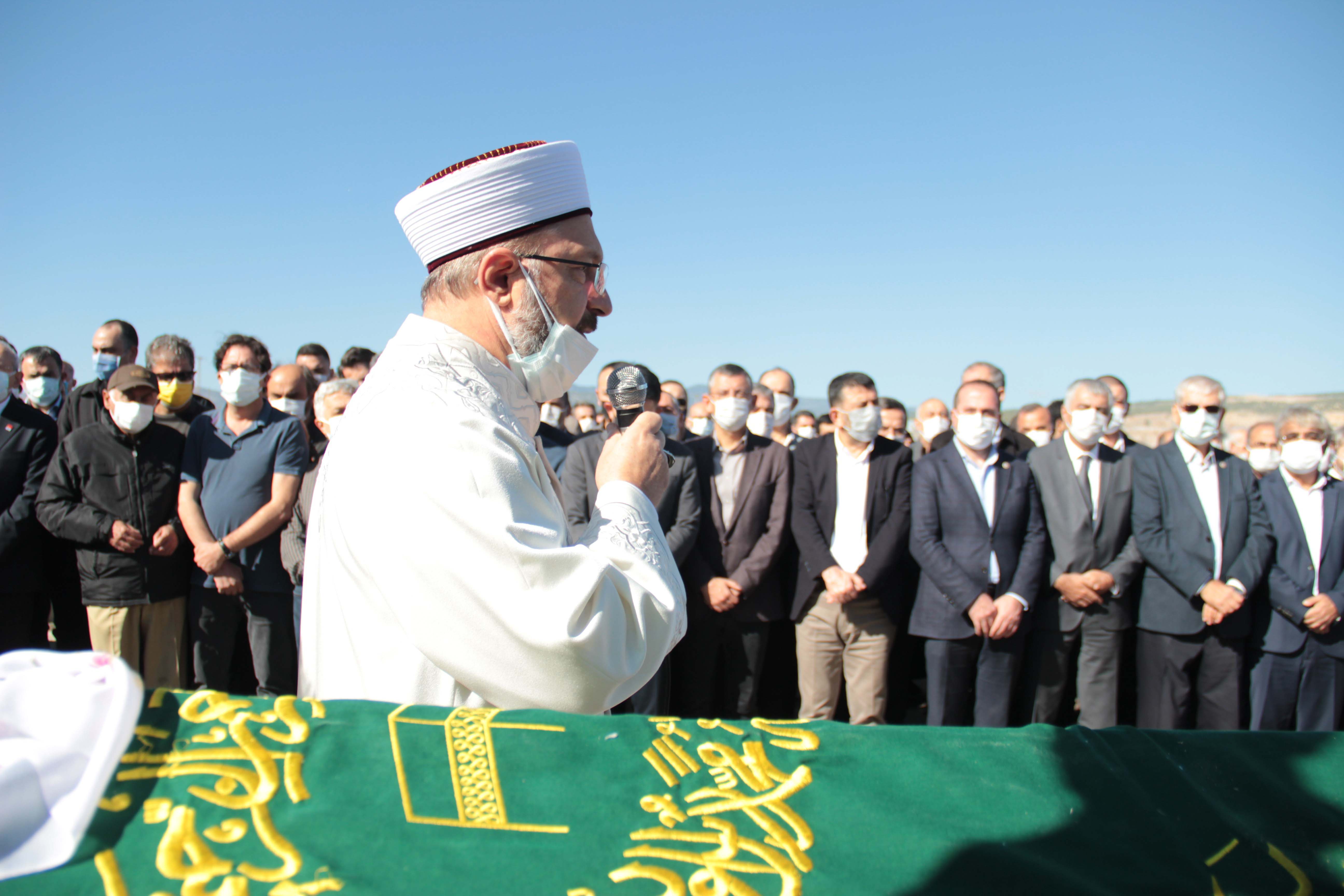 Bu acıya yürek dayanmaz! Dr. Nuri Seha, depremde kaybettiği eşi ve iki çocuğunu toprağa verdi