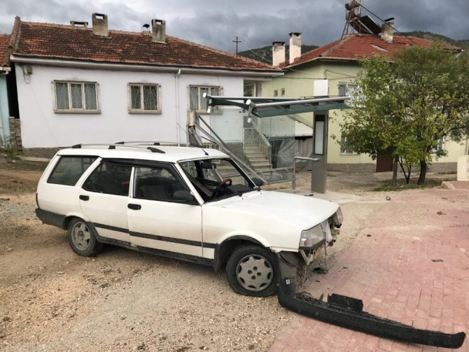 Bilecik'te faciadan dönüldü! Otomobil yolcu durağına daldı
